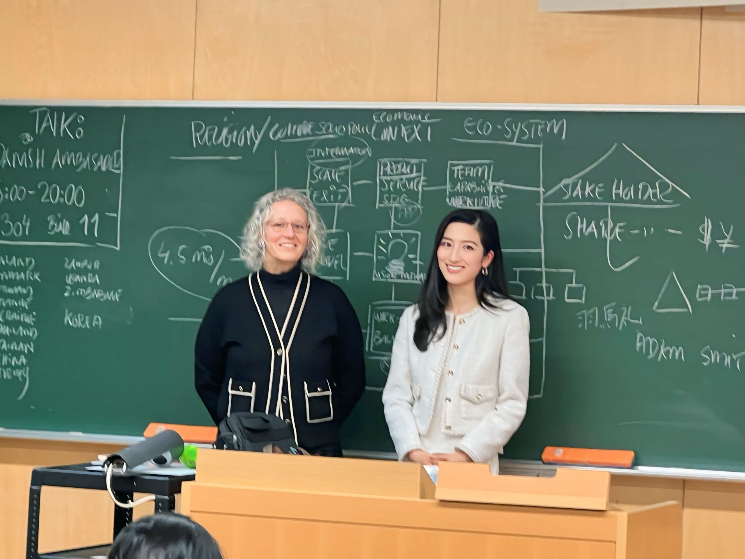立教大学にてLisbeth Clausen教授の授業後、黒板前でのツーショット