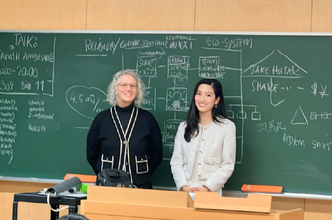 立教大学にてLisbeth Clausen教授の授業後、黒板前でのツーショット